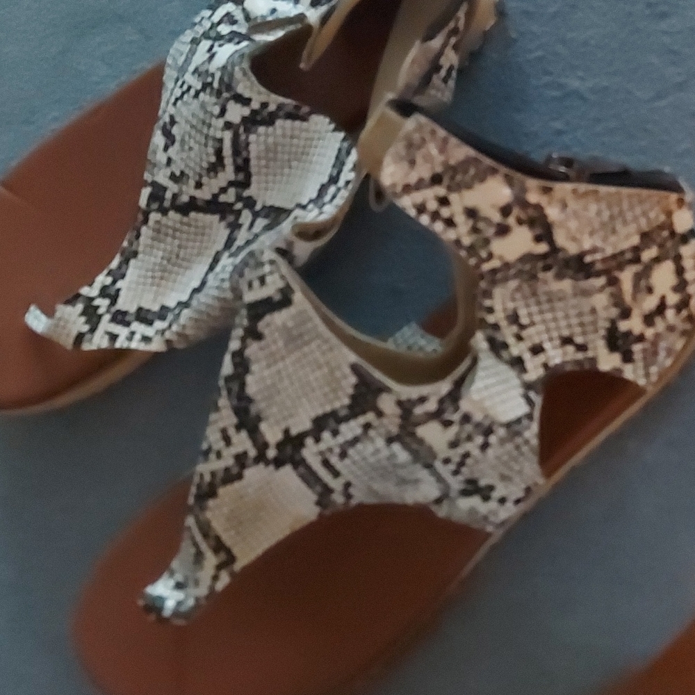 Sandals size 8
